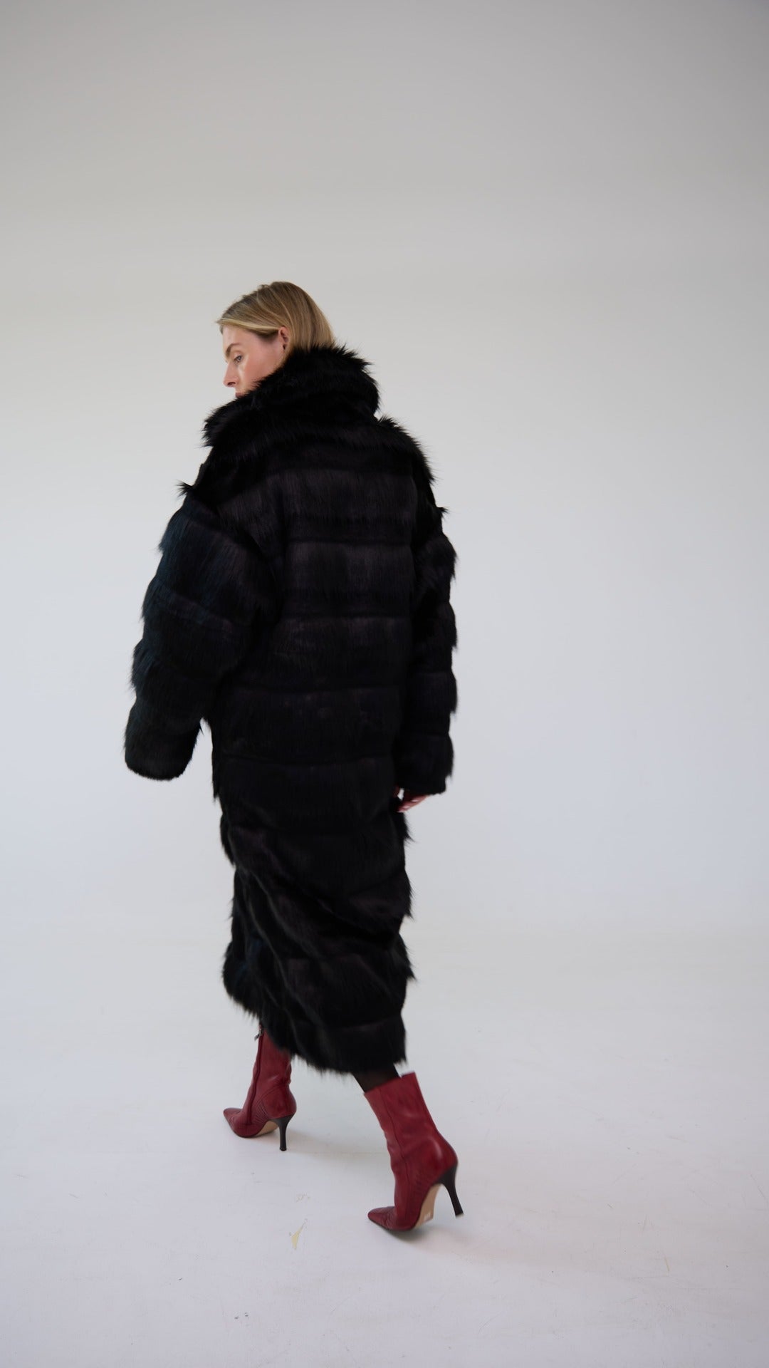 Jacqueline Faux Fur Black Coat | BÚDZIKO